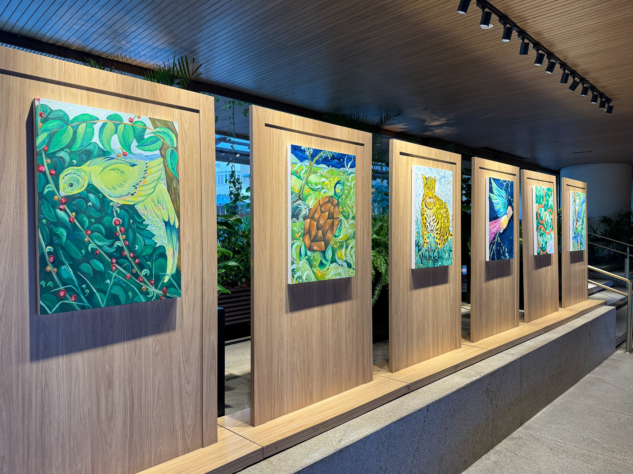 Painéis da exposição Alma enfileirados no Hotel Fairmont Rio