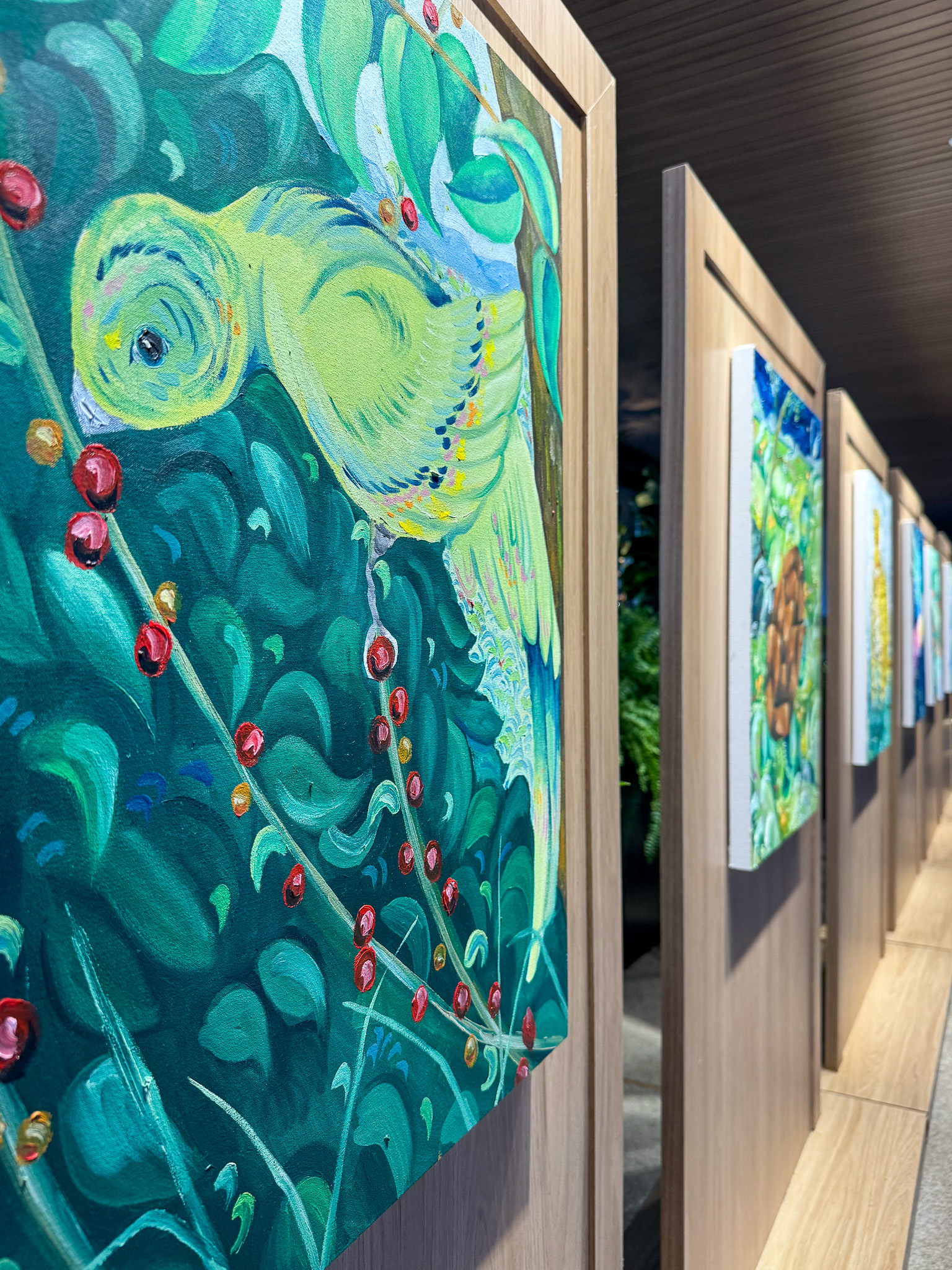 Detalhe de pintura em que a criatura se funde à vegetação e aos frutos