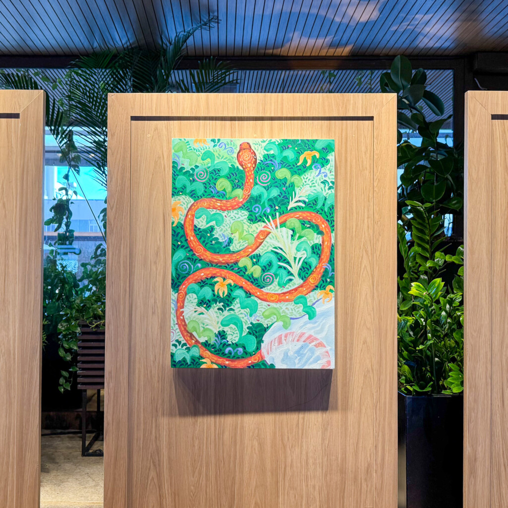 Pintura de serpente entre folhagens, de Antonio Kuschnir, na exposição Alma