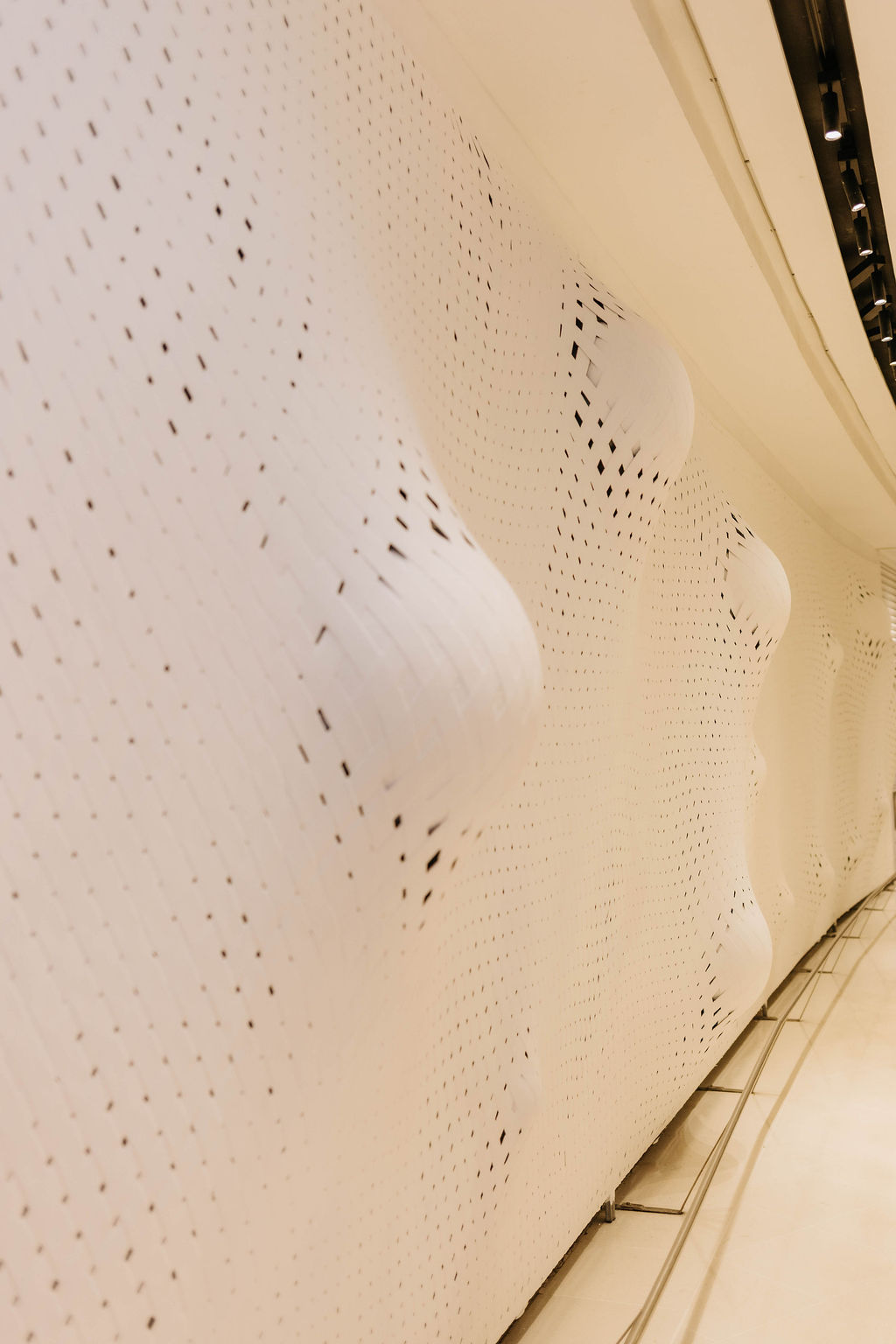 Perspectiva da obra ao longo da parede curva do Shopping Leblon